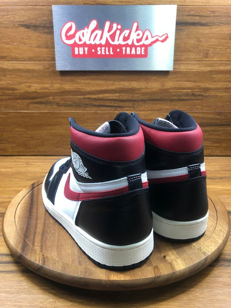 Jordan retro 1 hotsell high og black/gym red/white/sail