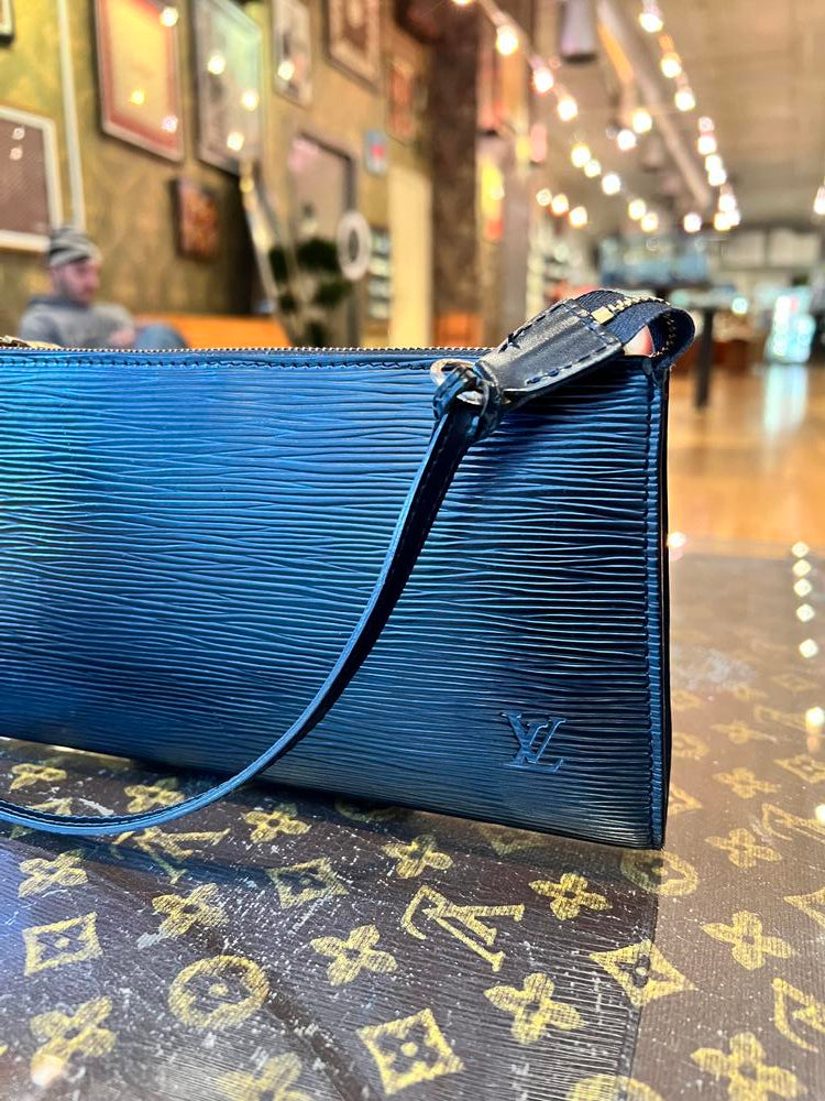 Louis Vuitton Black Epi Pochette